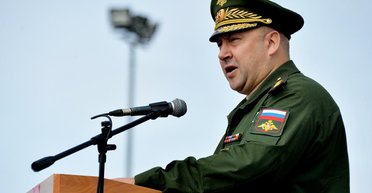 "Спрятал лицо под очками": пропавшего генерала Суровикина заметили на улице в Москве (фото)