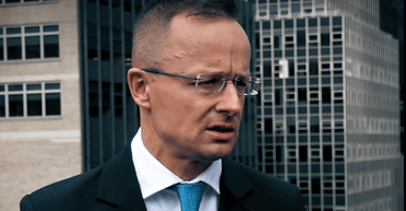 "Это не наша война!": Сиярто ответил на возмущение Украины и Польши после запрета въезда Мадьяру