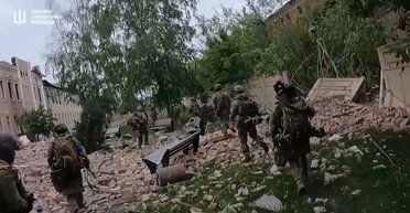 "Решил заработать денег": в Волчанске в плен сдался китайский наемник (видео)