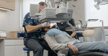 Прибиральник прикинувся стоматологом і видалив чоловікові 4 передні зуби (відео)