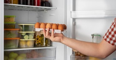 Масова помилка: чому не можна зберігати яйця на дверцятах холодильника