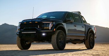 Брутальный дизайн и 900 сил: дебютировал экстремальный внедорожный пикап Ford (фото)