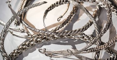 Датируется эпохой викингов: в Швеции нашли редкий погребальный клад (фото)