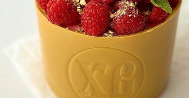 Святкове меню: рецепт фісташково-малиново-сиркової паски в шоколадному корпусі