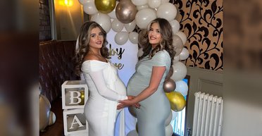 Будут рожать вместе: сестры-близнецы забеременели с разницей в один день (фото, видео)