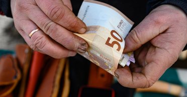 Штраф и возврат выплат: что грозит беженцам в ЕС, которые получают доходы в Украине