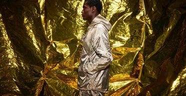 Гідна заміна шапочці з фольги: створено костюм для найзатятіших конспірологів (фото)