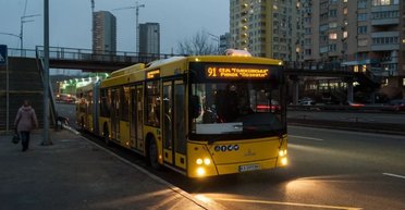 В Киеве могут измениться правила для городского транспорта во время тревог: что внедрят