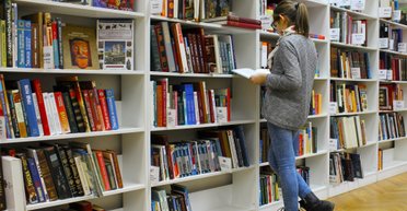 Некоторые украинцы получат 900 гривен на приобретение книг: о ком речь