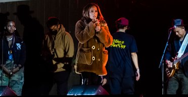 Дженніфер Лопес показала пальто на кінець осені 2023 (фото)