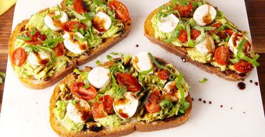 Тости з авокадо, козячим сиром і чері: рецепт простого і смачного перекусу