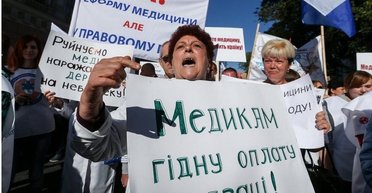 Клеить обои через замочную скважину. Почему нищие врачи — это не смешно