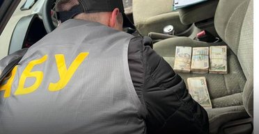 Вручил четыре пачки: бизнесмен пытался дать взятку командующему ОСУВ "Одесса", — НАБУ (фото)