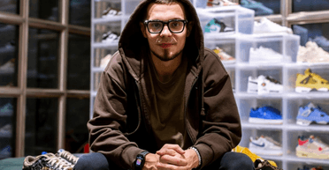 Грозит 8 лет тюрьмы: известного российского блогера задержали в аэропорту Москвы (фото)