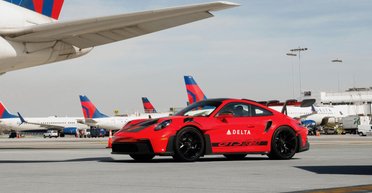 В США опаздывающих пассажиров доставляют к самолету на Porsche за $240 000 (фото)