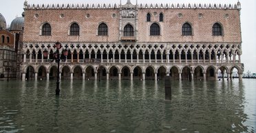 Город Моисея. Как инженеры пытаются развести воды моря и спасти Венецию