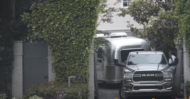 Біля будинку Бена Аффлека помітили новий трейлер для сімейних подорожей (відео)