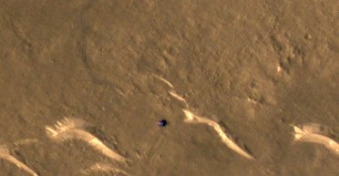 Орбитальный аппарат NASA запечатлел китайский ровер и отследил его следы на Марсе  (фото)