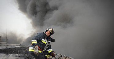 Удар ЗС РФ по заводу Flex: з найближчої водойми викачали всю воду для гасіння пожежі