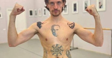 "Душа не дома": артист балета, набивший на теле 3 тату Путина, бежит из России