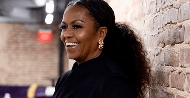 Муж не сразу заметил: Мишель Обама сделала 10 пирсингов за один раз (фото)