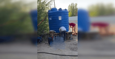 "Підкидують шланг у бочку": через дефіцит води в Донецьку орудують мародери на водовозах (відео)