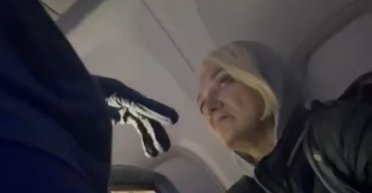 Паника на борту: безбилетница, тайно пробравшаяся на рейс в Париж, оказалась россиянкой (видео)
