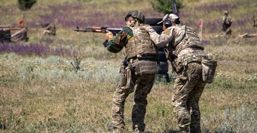 "Хотят служить": в Польше тысячи граждан желают записаться в Украинский легион, — Сикорский