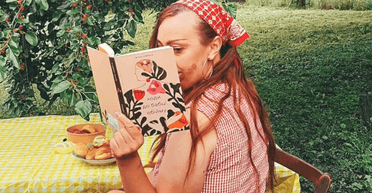 "Можете смеяться": украинка выехала из арендованной квартиры в заброшенный дом своей бабушки