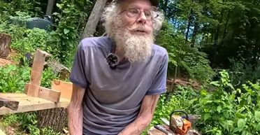 Чоловік вийшов у люди після 50 років, проведених у лісах: що він розказує (фото)