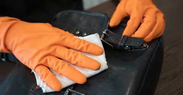 Чим і як видалити плями зі шкіряної сумки: поради експертів
