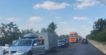 Многокилометровые пробки: на автотрассах в Крым стоят очереди из сотен машин (видео)