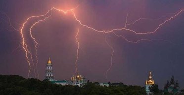 Чи потрібно відключати від розетки електроніку та побутову техніку під час грози: відповідь експертів