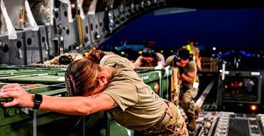 Прекратил ли Трамп военную помощь Украине: в Киеве советуют "не паниковать"