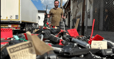 Поліція Маямі передала сотню одиниць конфіскованої стрілецької зброї Україні (фото)