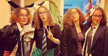 1 випадок на 64 мільйони: унікальні четвернята з Великої Британії готуються відзначити 18-річчя