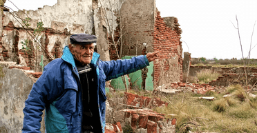 "Найсамотніша людина у світі": чоловік живе в покинутому селі після потопу (фото)