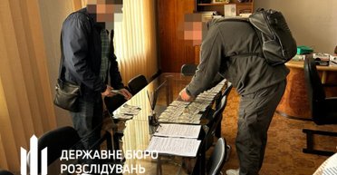 Хотели нажиться на переселенцах: на Днепропетровщине задержали городского голову и секретаря (фото)