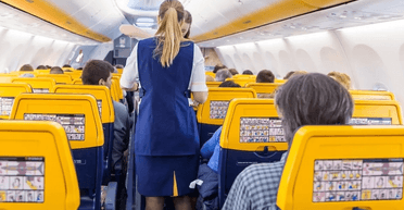 Ліг під крісло: пасажир показав незвичайний спосіб сну в літаку (фото)