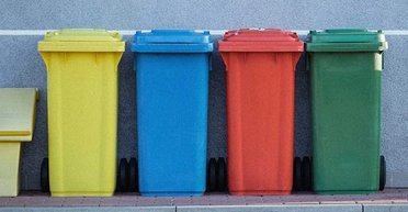 "Ще й залишали чайові": експрацівник сміттєвоза розкрив правду про сміття багатих і бідних (відео)