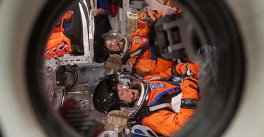 Астронавти NASA "полетіли" на 1 день на Місяць: як це було (фото)