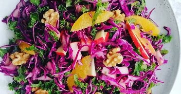 Удивительно свежий и вкусный: рецепт восточного салата из красной капусты