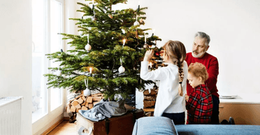 Одним взмахом руки: в сети показали елку с необычной функцией (видео)