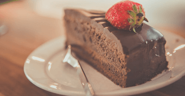 Жарт не вдався: жінка спекла "космічний" торт для колег, але на неї подали до суду