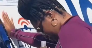 Пасажирка літака окропила літак святою водою після жахливої низки катастроф (фото)