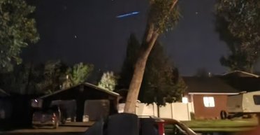 Шокуючі кадри: чоловік помітив у небі НЛО, яке заставало його дружину заплакати (фото)