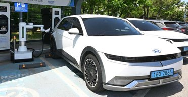 Трудятся роботы: электромобили Hyundai способны заряжаться без вмешательства человека (видео)