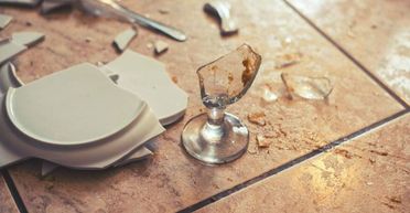 Клієнти ресторану розбили тарілки "на щастя", а потім побачили рахунок (відео)