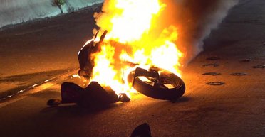 Стояв і дивився: чоловік підпалив мотоцикл сусіда, щоб зігрітися (фото)