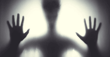 Чоловік зафіксував "привида" у кількох сантиметрах від своєї сестри (фото)